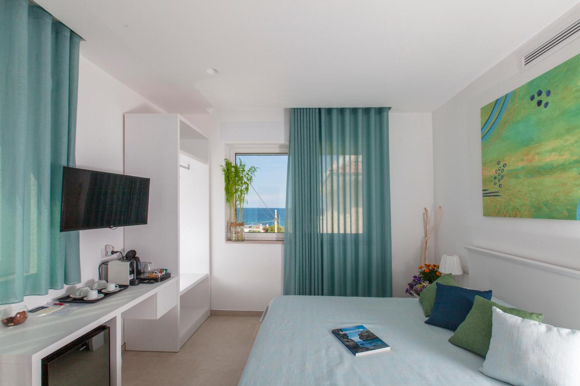 Dimora Nesea Bed & Breakfast Cozze Екстериор снимка